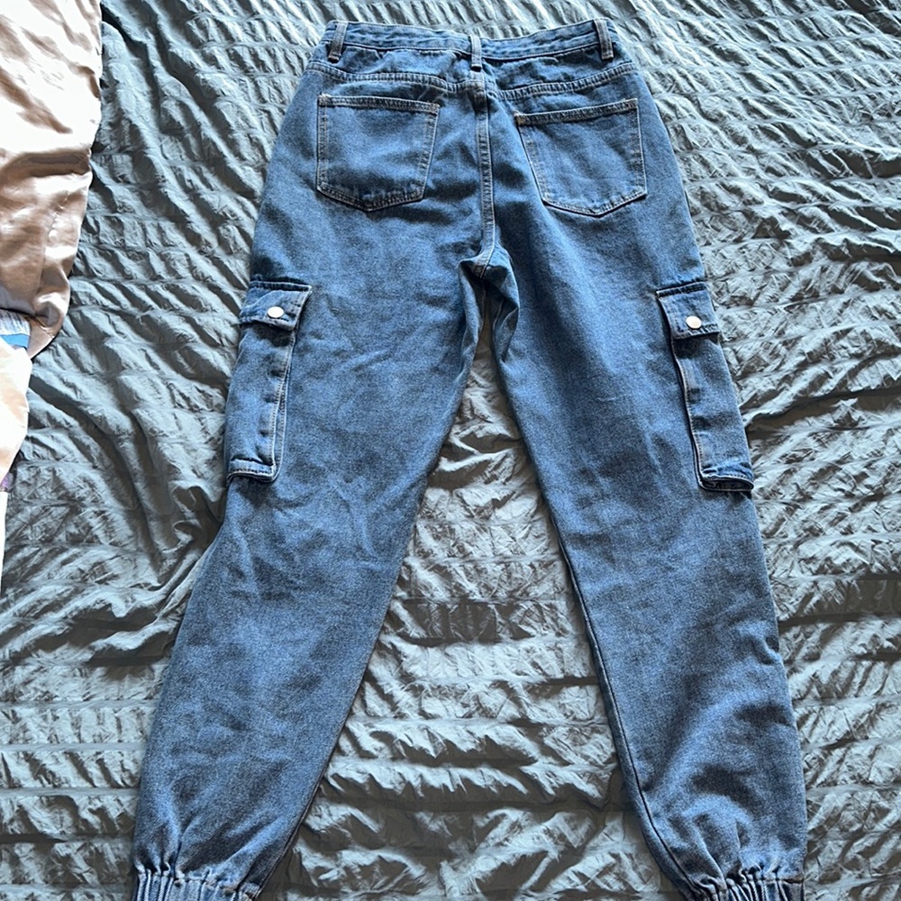 Pretty Little Thing Mid Wash Cargo Pocket Jeans - Picture 4 of 5